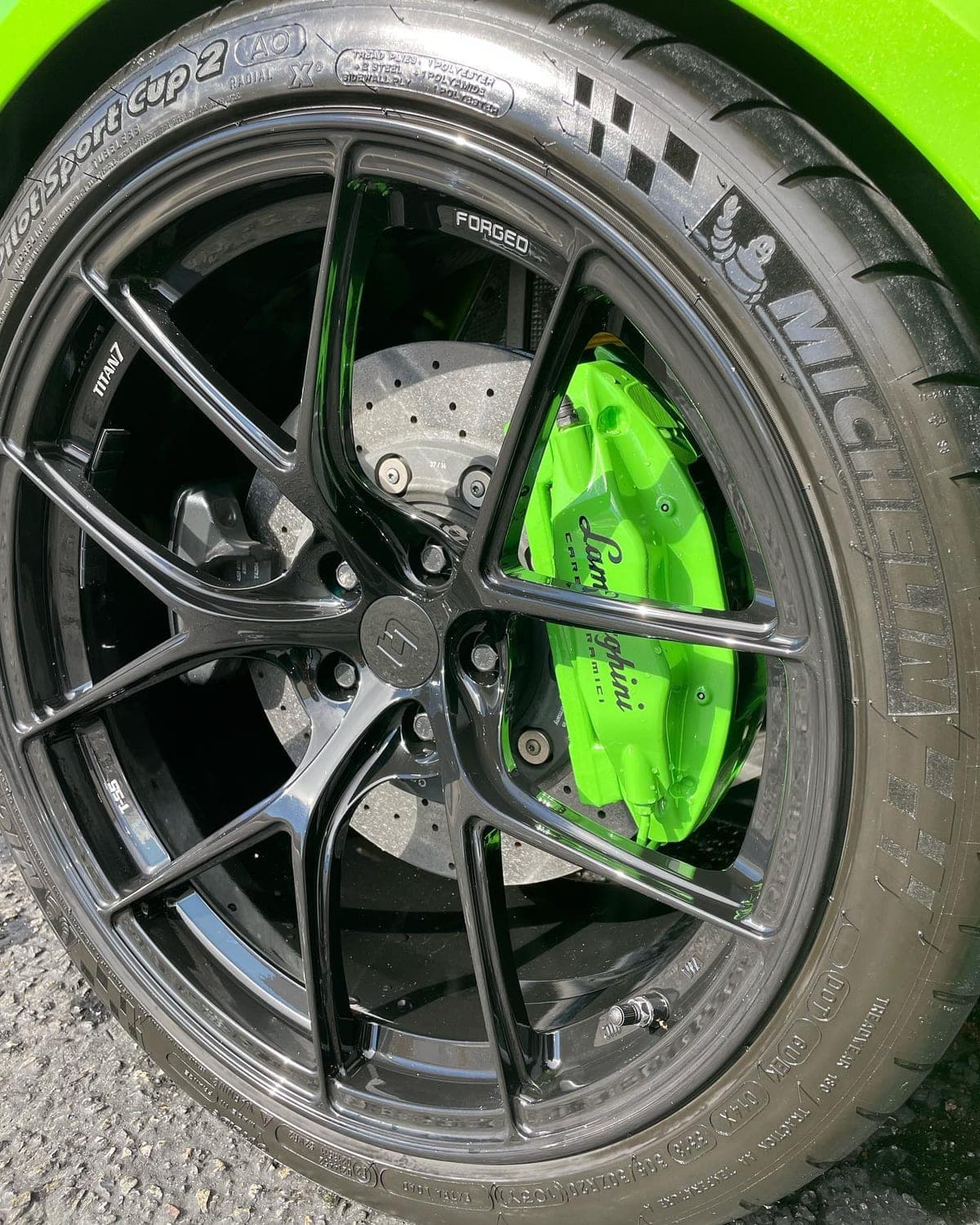Green Lamborghini Huracan, wheel and side, after detailing